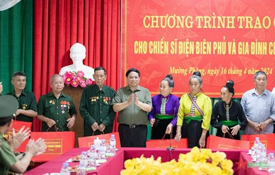 View - 	Thủ tướng Phạm Minh Chính tặng quà chiến sĩ Điện Biên